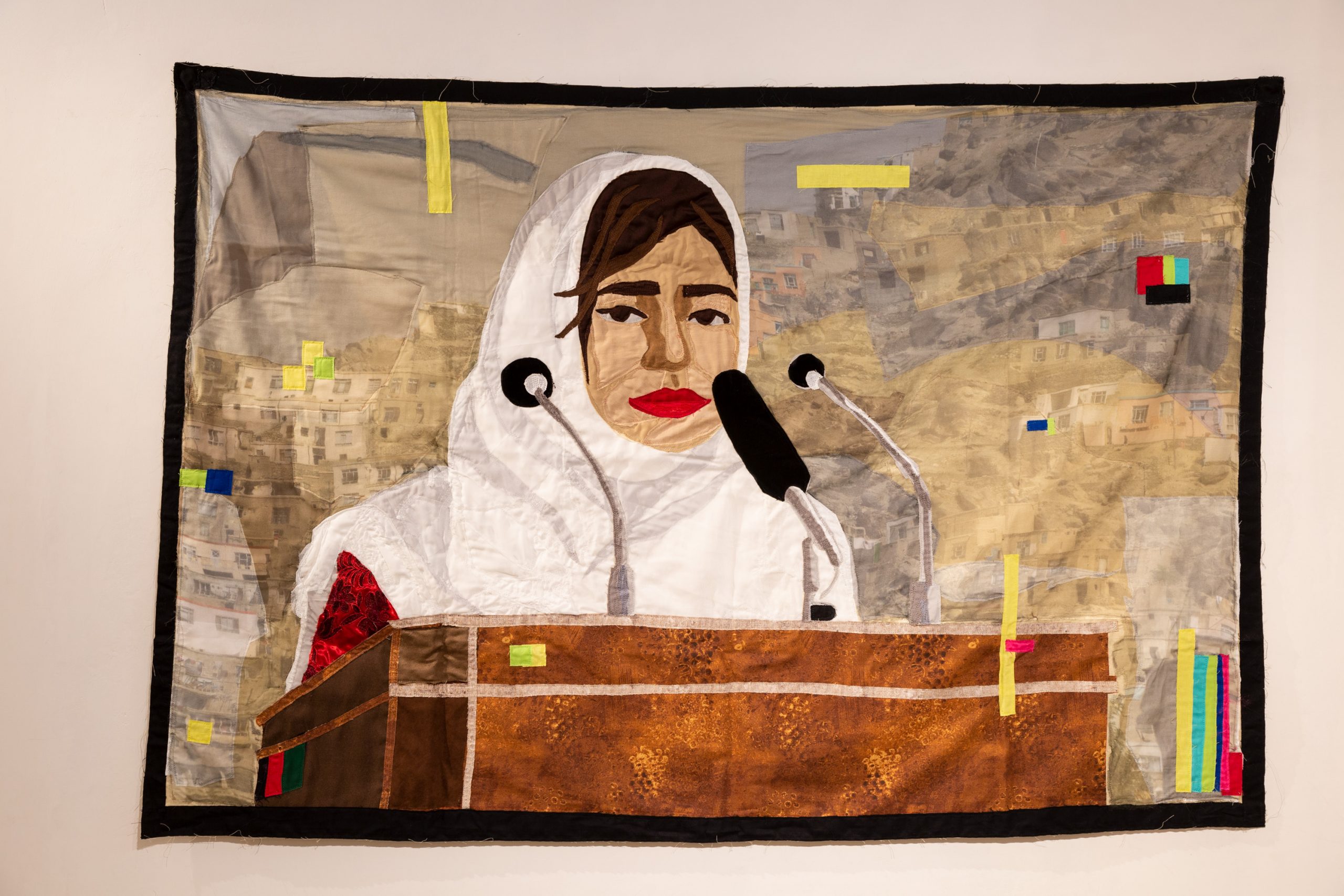 Hangama Amiri, artista afghana alll'interno della mostra 